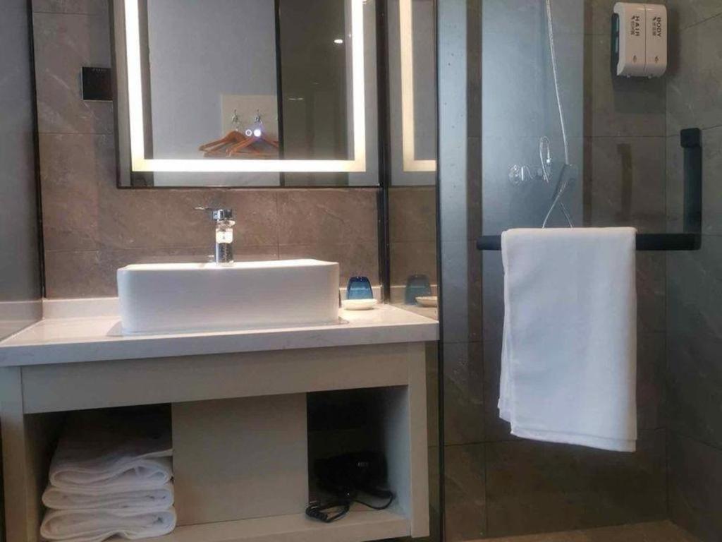 Hotel Gya Long Distance Passenger Terminal Station